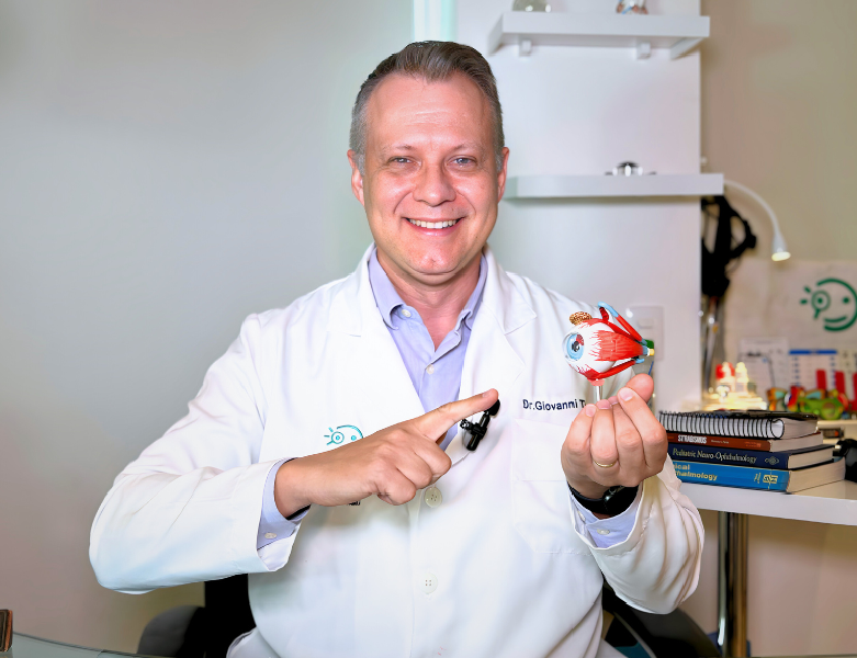 Dr. Giovanni Travi — Oftalmologista Pediátrico